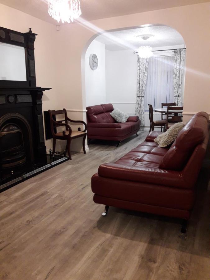 Апартаменты Cosy @ Coleraine Beside Train+Bus Station Экстерьер фото